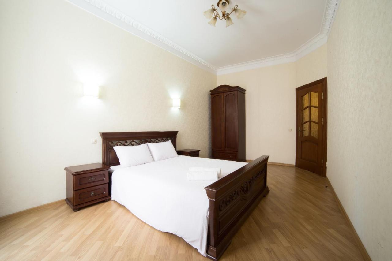 Apartment On Virmenska 3, With 2 Separate Bedrooms Leópolis Exterior foto